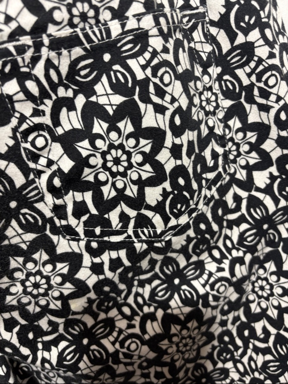 Madison Black & White Floral-Print Capris - Picture 4 of 7
